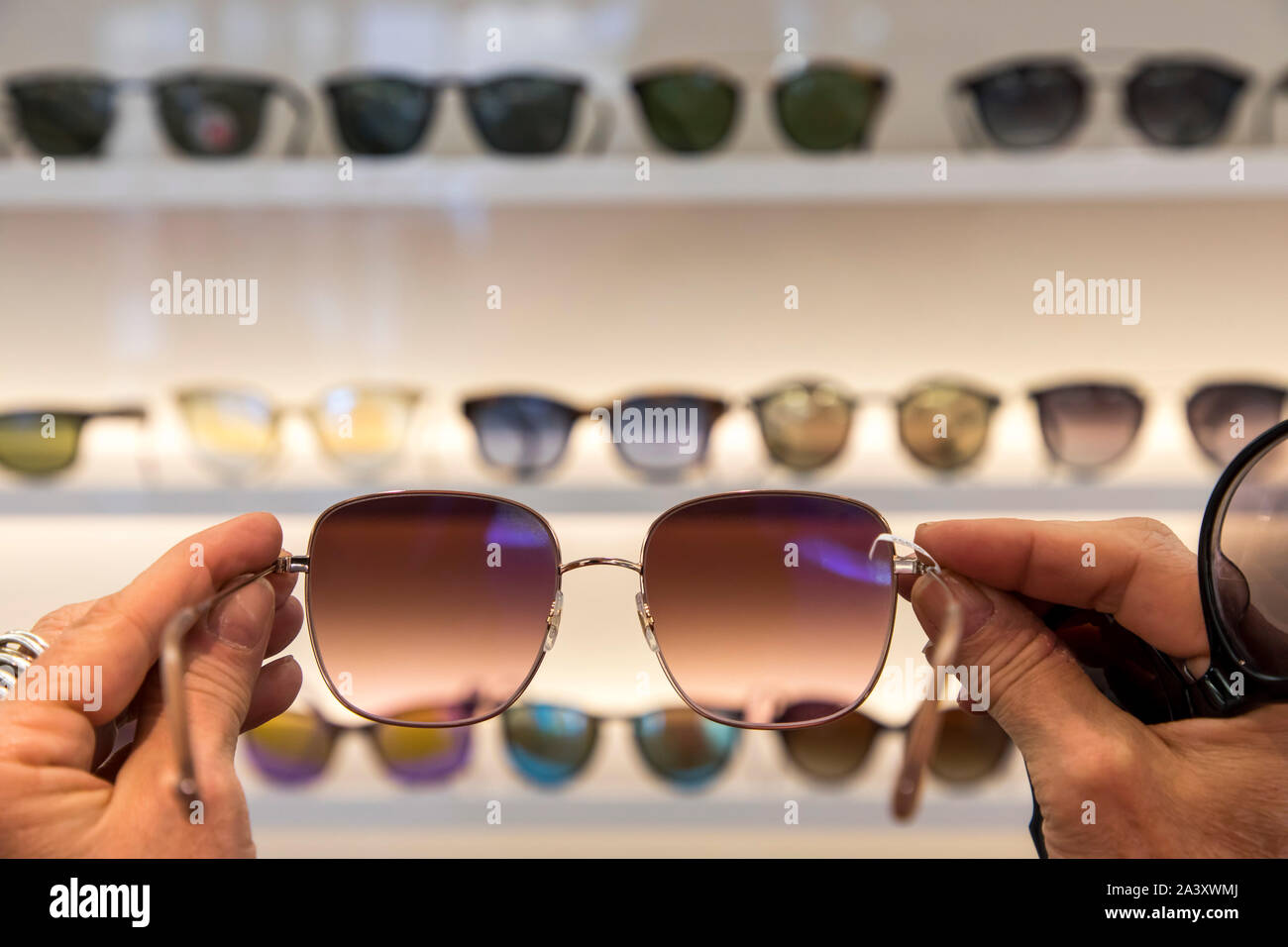 Optiker, Brillen, Sonnenbrillen, Frau, Kommissionierung Stockfoto