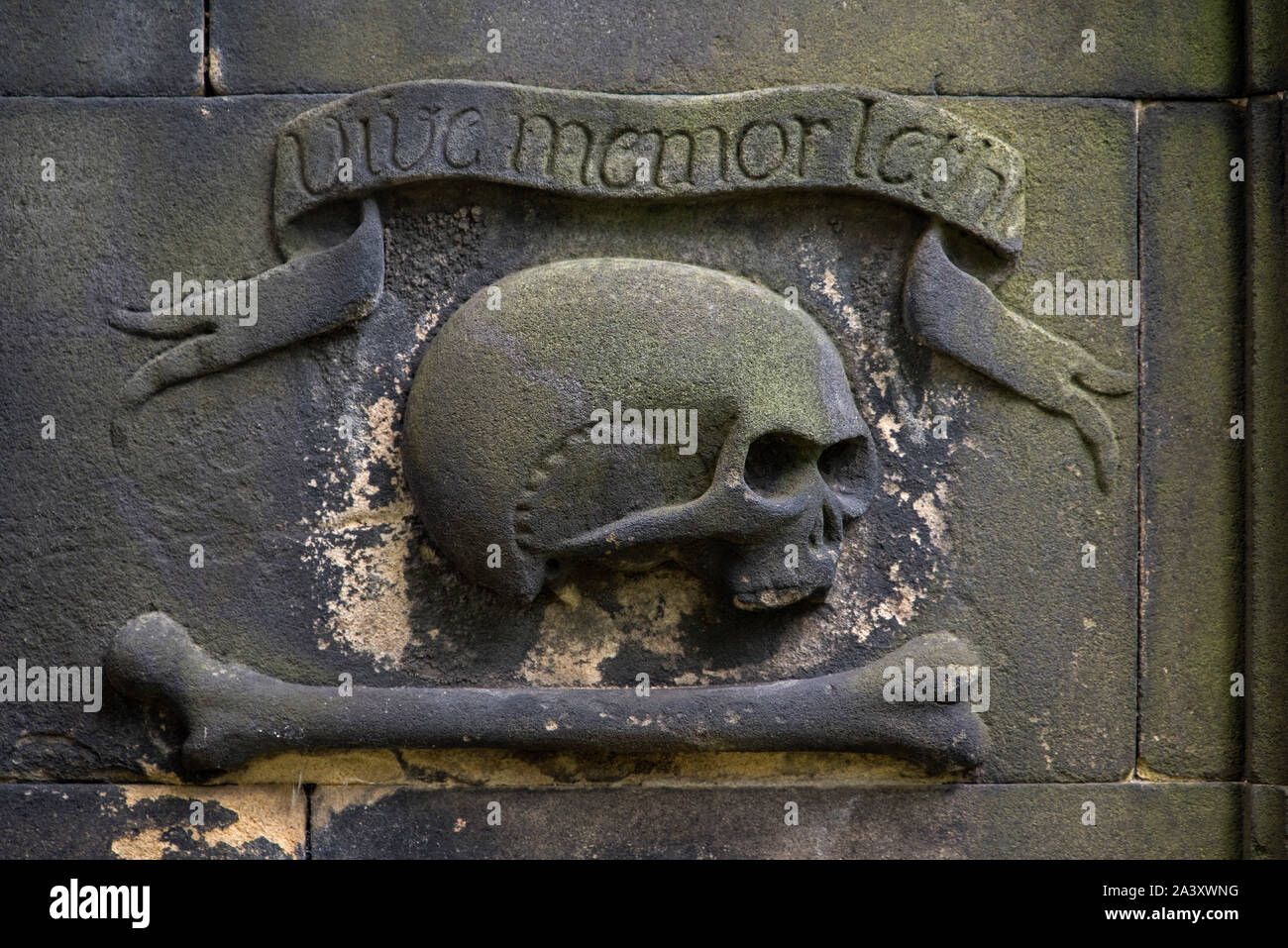 Memento Mori, Totenkopf mit gekreuzten Knochen in der St. Cuthbert Kirchhof, Edinburgh, Schottland, Großbritannien. Stockfoto