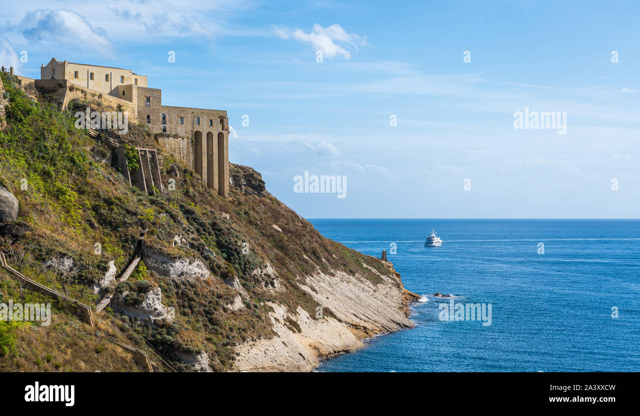 Panoramablick auf die wunderschöne Insel Procida mit der Burg, in der Nähe von Neapel, Kampanien, Italien. Stockfoto