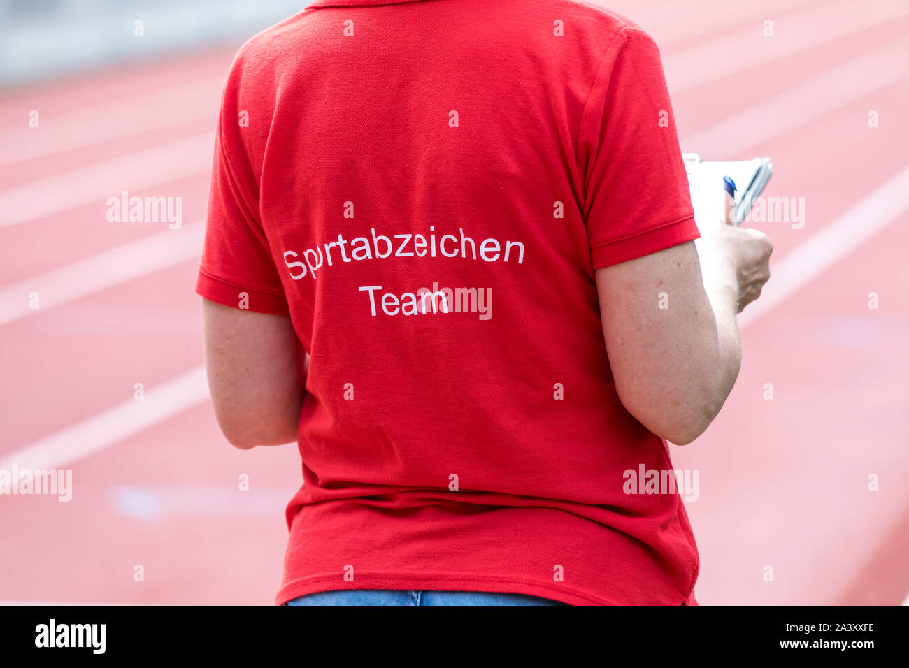 Die Akzeptanz des Deutschen Sportabzeichen auf einem Sportplatz, Zeitnehmer, Stockfoto