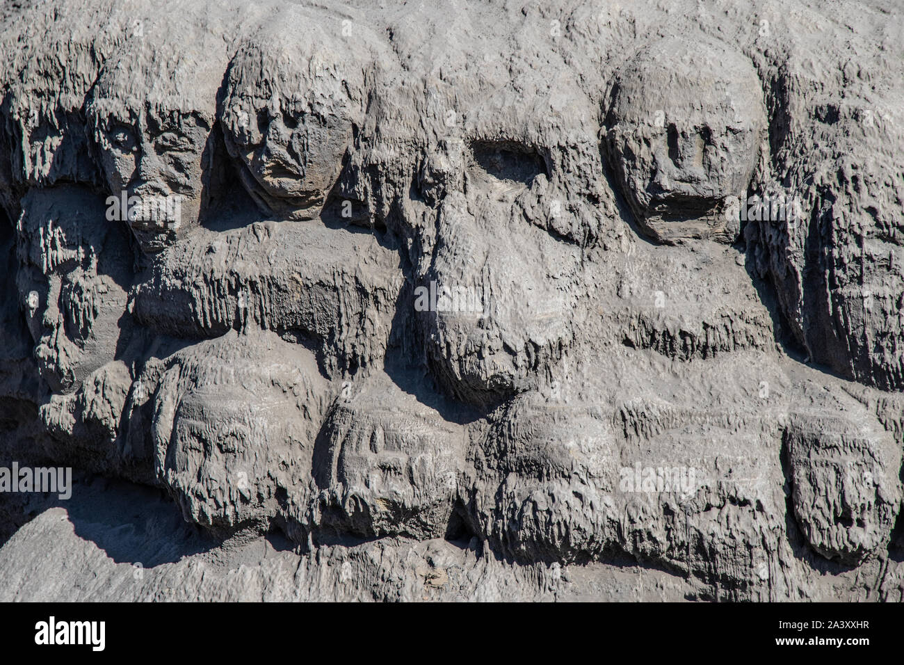 Gesichter in vulkanischer Asche geschnitzten hinterlegt am Fuße des Mount Bromo in Ostjava, Indonesien. Stockfoto