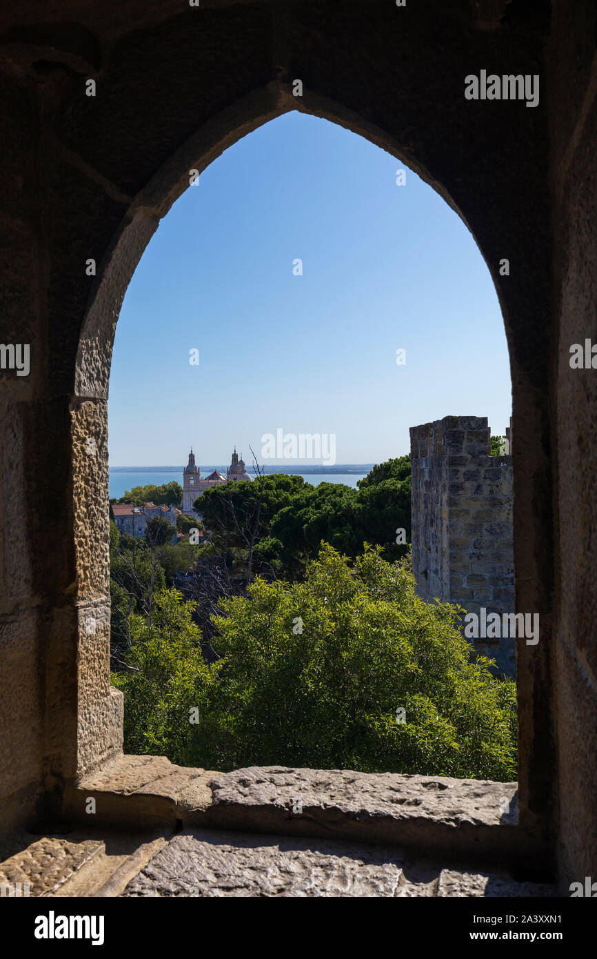 Blick aus einem alten Fenster auf der Sao Jorge (Saint George Schloss, Castelo de Sao Jorge) in Lissabon, Portugal. Stockfoto