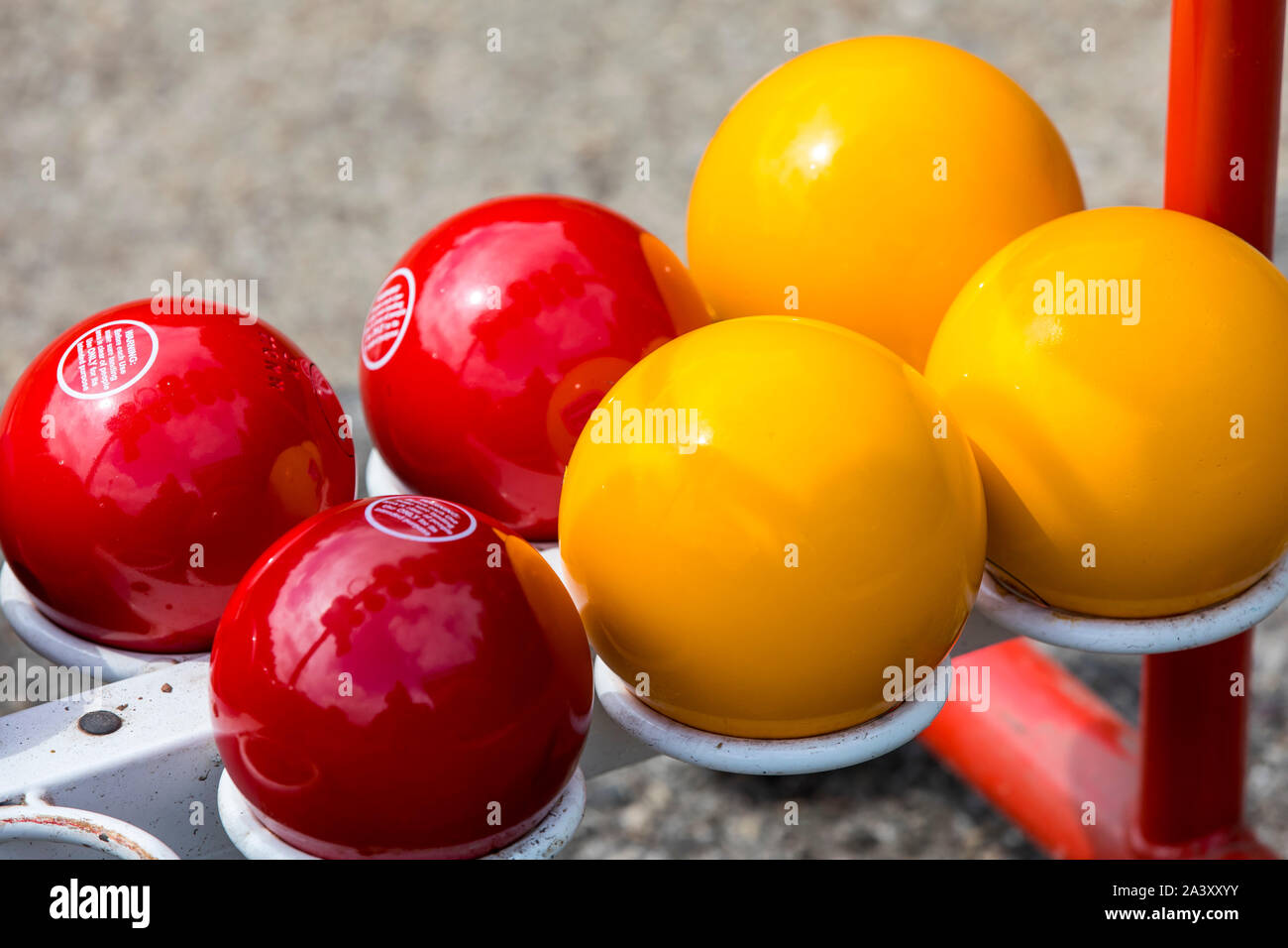Ball Schüsse, Metall Kugeln, verschiedene Gewichte, Größen, Farben, auf einem Sportplatz, Leichtathletik Stockfoto