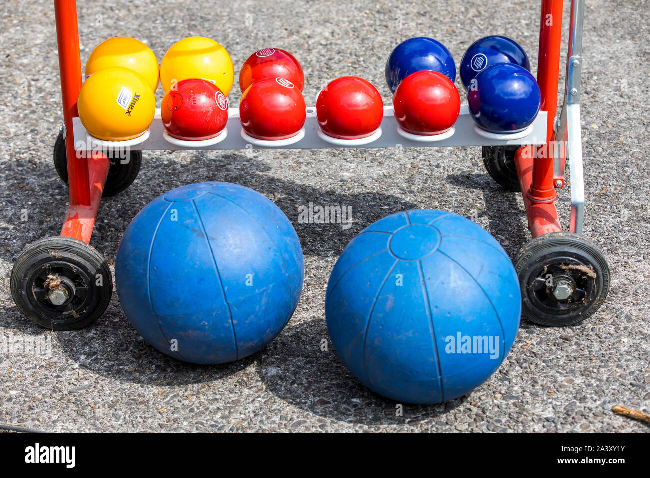 Schießen Kugeln, Kugeln aus Metall, verschiedene Gewichte, Größen, Farben, auf einem Sportplatz, Athletik, Medizin Kugel lang werfen, Stockfoto