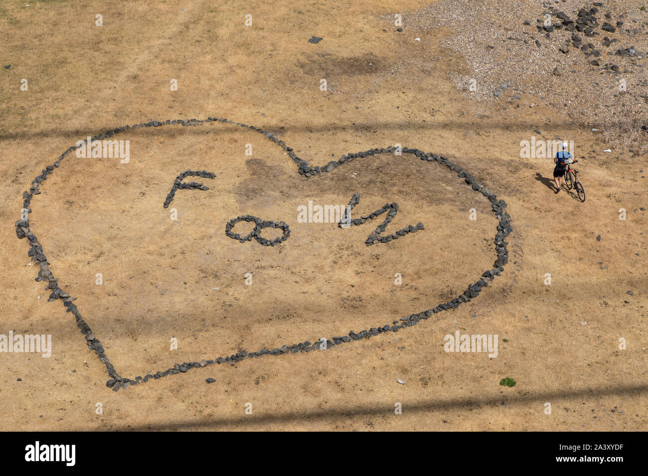 Ein Herz aus dicken Steinen, legte am Ufer der Rhein bei Düsseldorf-Oberkassel, mit Initialen und ein Ring Symbol, Stockfoto