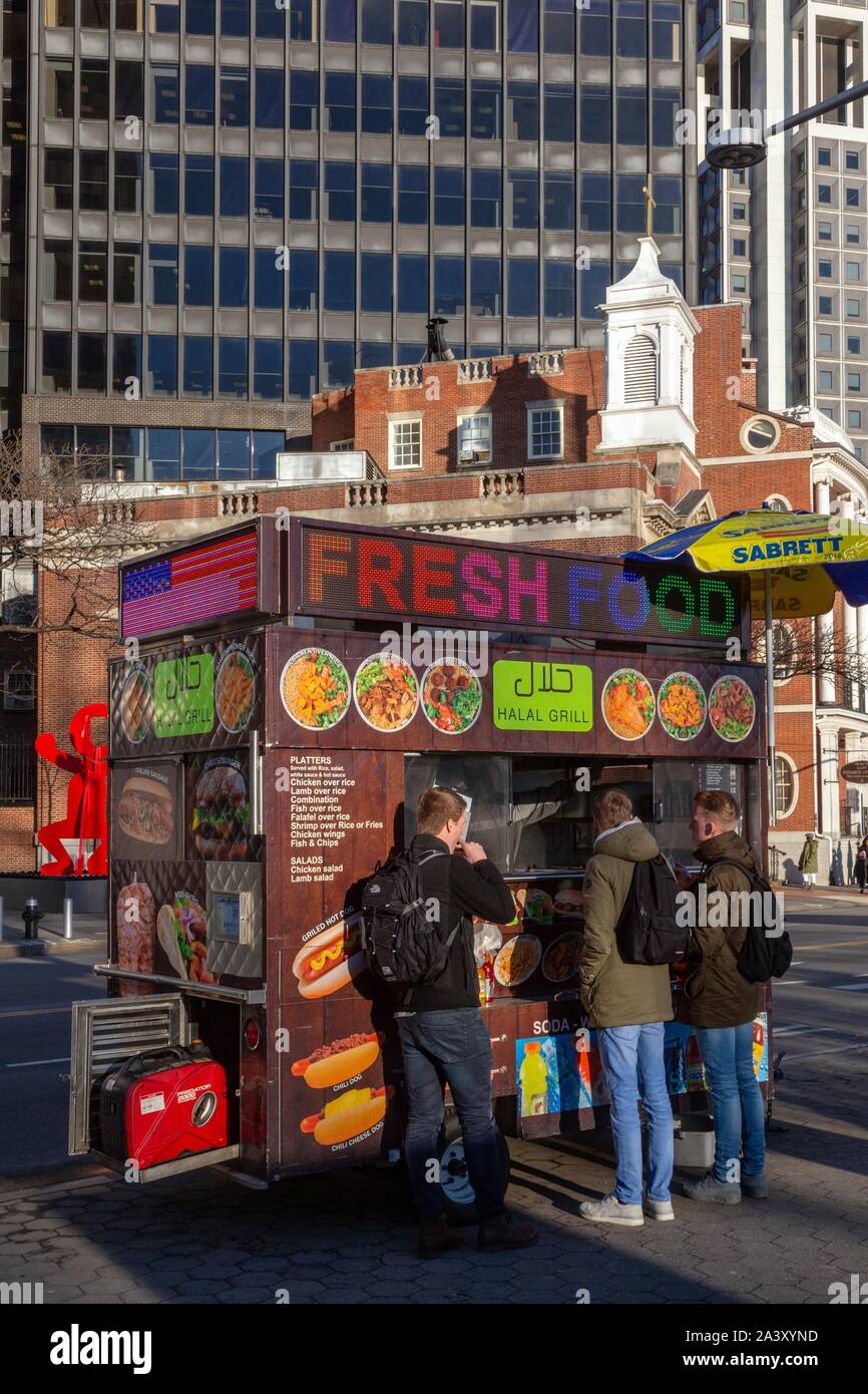 HALAL GRILL ESSEN LKW AUF DER STRASSE, frisches Essen, State Street, Manhattan, New York, United States, USA Stockfoto