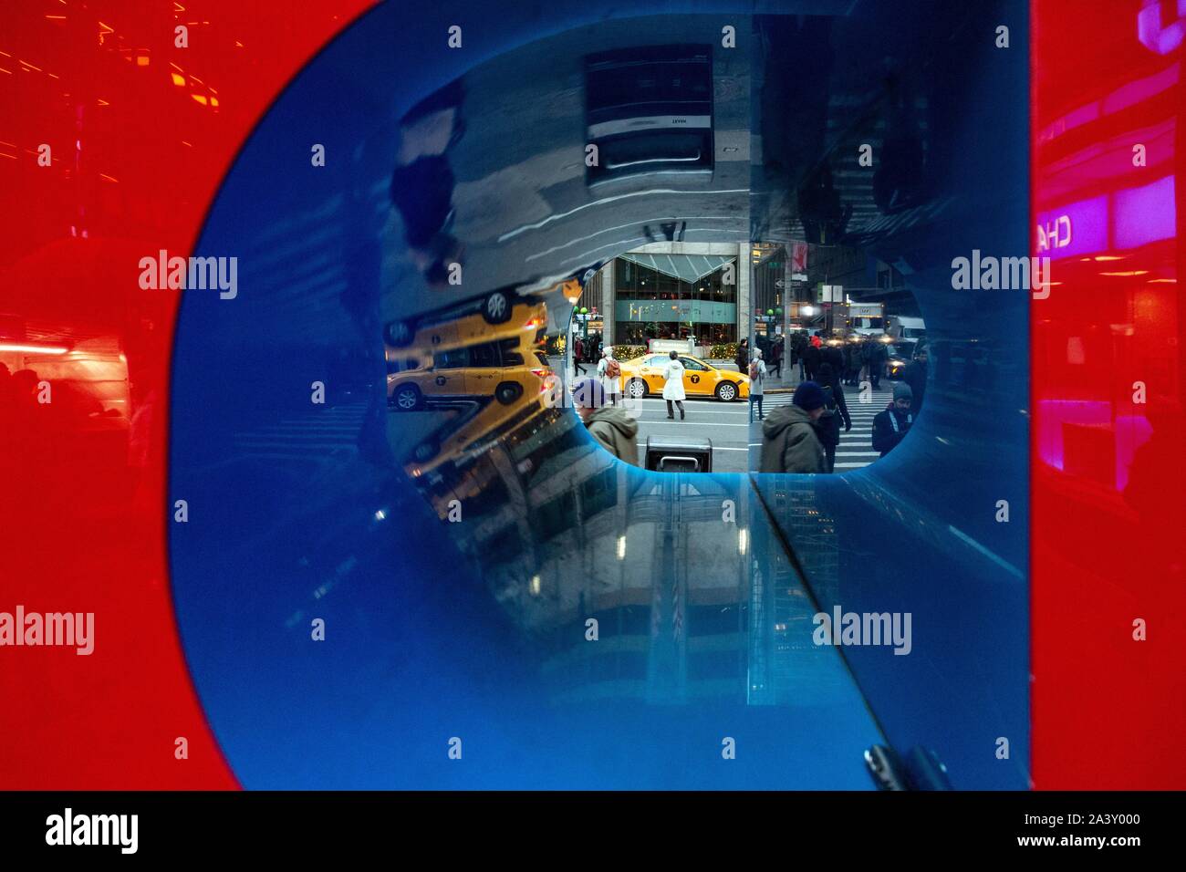 Gelbes TAXI UND DETAIL DER ROTE SKULPTUR HOFFNUNG, Times Square, Manhattan, New York, United States, USA Stockfoto