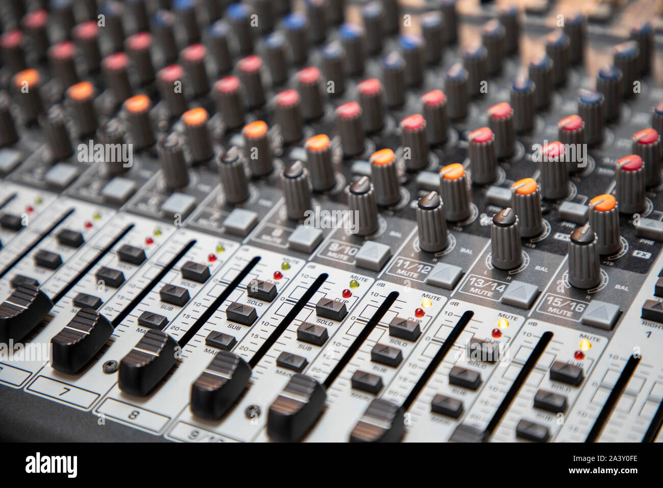 Mixer für Audiosignale, Ton, Tonstudio, Stockfoto