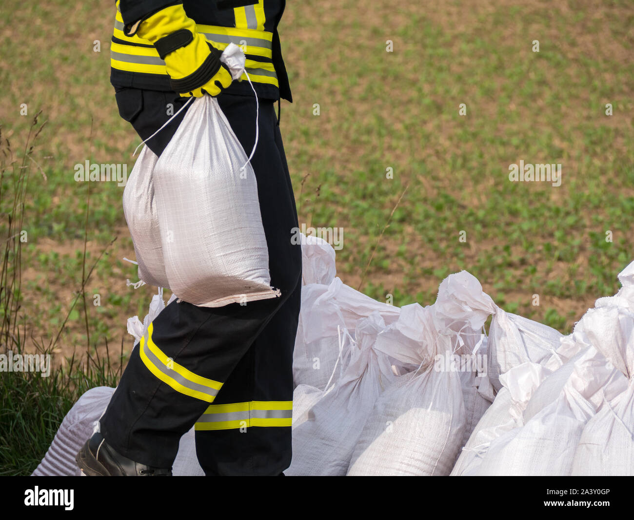 Sandsäcke Hochwasserschutz Feuerwehrmann Stockfoto