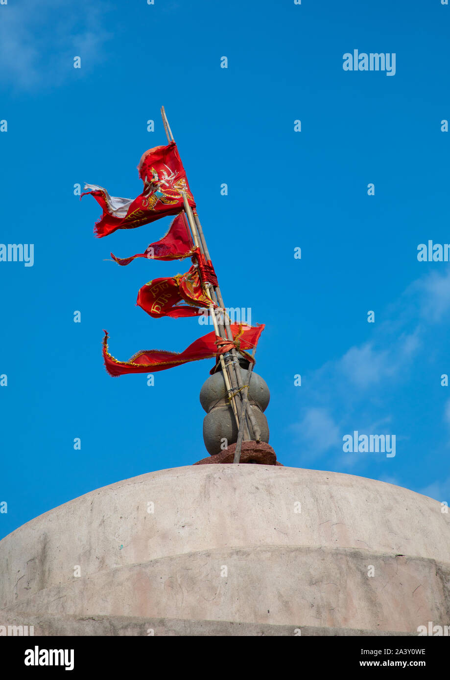 Flagge auf Harshat Mata Tempel, Rajasthan, Abhaneri, Indien Stockfoto