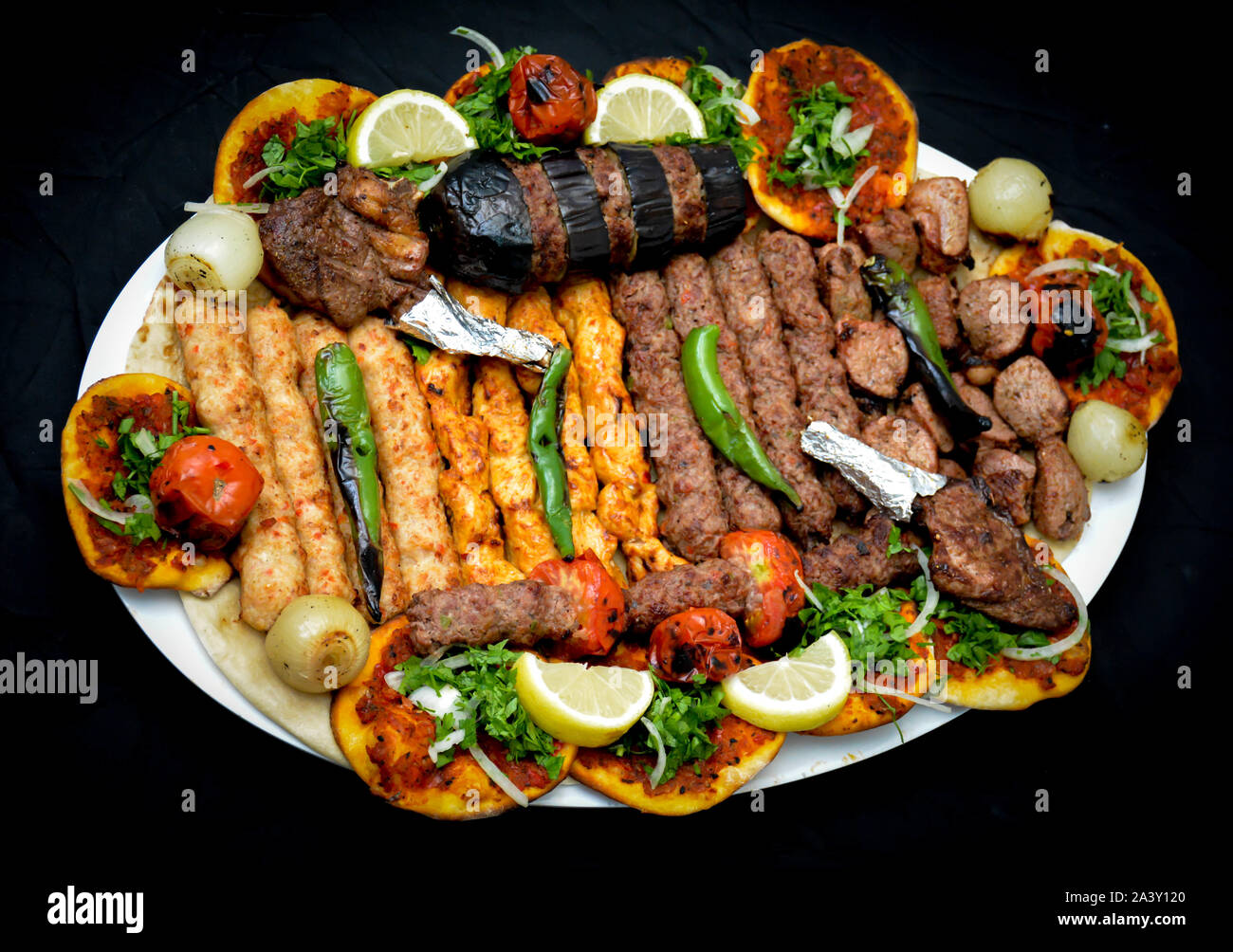 Platte der traditionellen arabischen Ost Mahlzeit - Auswahl von kebabs Stockfoto