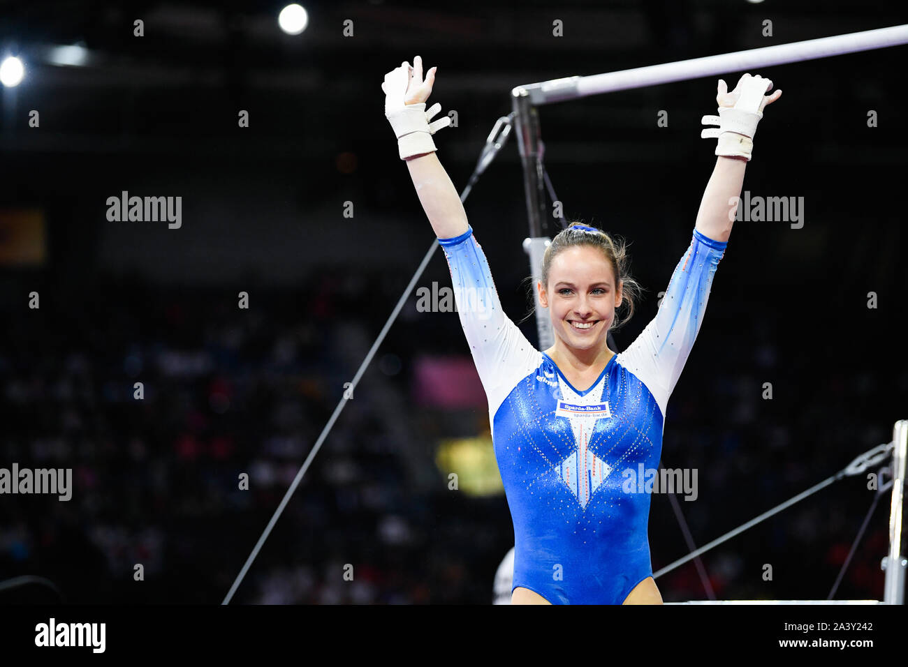 Stuttgart, Deutschland. 10 Okt, 2019. Gymnastik: Weltmeisterschaft, rundum, Frauen, endgültig. Sarah Voss aus Deutschland nach ihrer Praxis am Stufenbarren. Credit: Tom Weller/dpa/Alamy leben Nachrichten Stockfoto