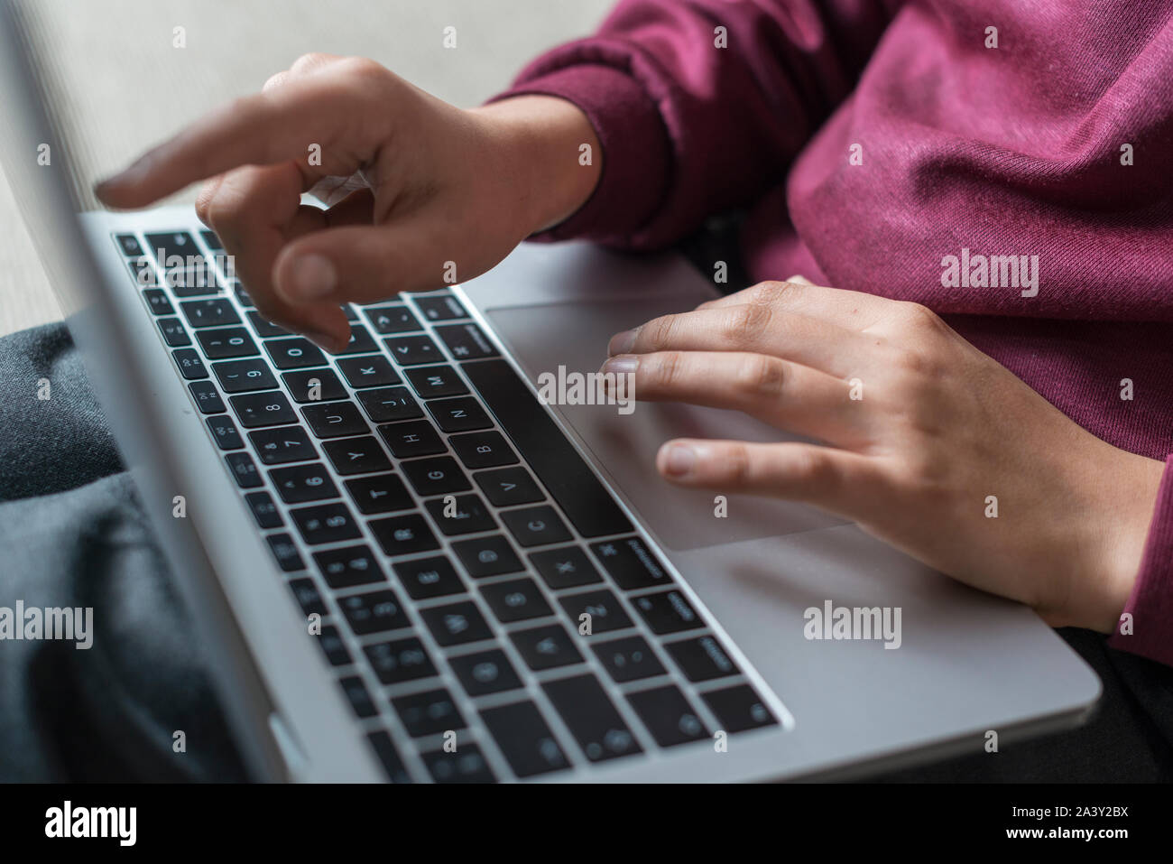 Kind in der Schule in Großbritannien einheitliche ppointing am Bildschirm des Computers - Seite Detail anzeigen. Stockfoto