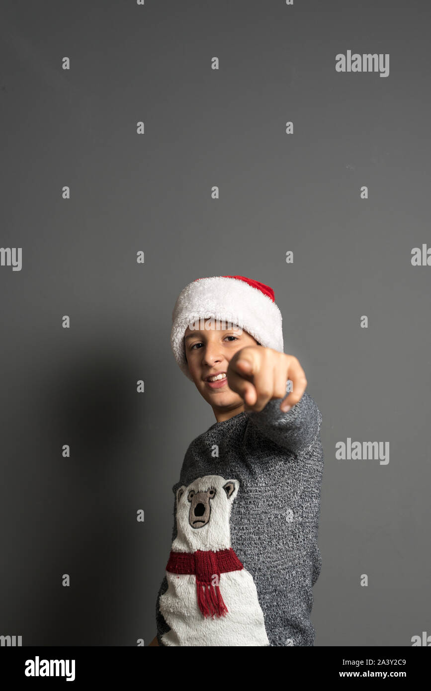 Glückliches Kind, in Weihnachten Pullover und Hut Stockfoto