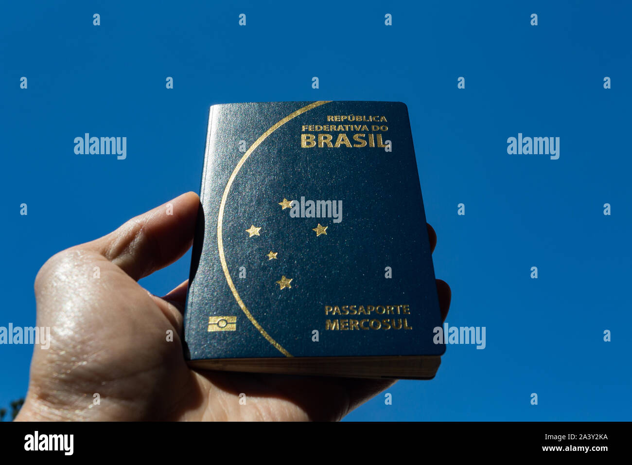 Abdeckung der Brasilianischen biometrischen Pass, aka e-Reisepass, Epass oder Digital Passport (herausgegeben 2019), der Druck der Passaporte Mercosul Stockfoto