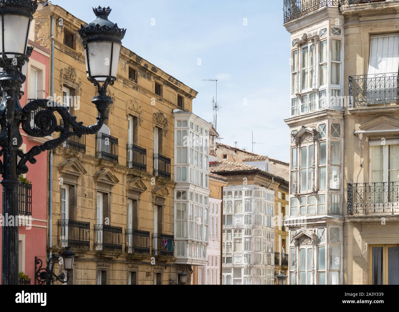 Plaza de la Paz, Haro, La Rioja, Nordspanien - Straßenbeleuchtung und kunstvollen Architektur Stockfoto