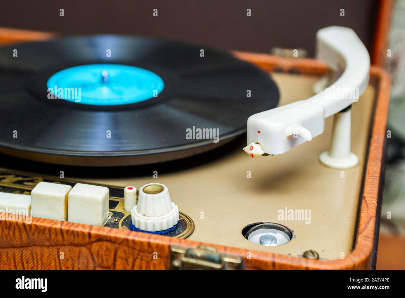 Vinyl Plattenspieler. Plattenspieler Vinyl Record Player spielt Musik. Stockfoto