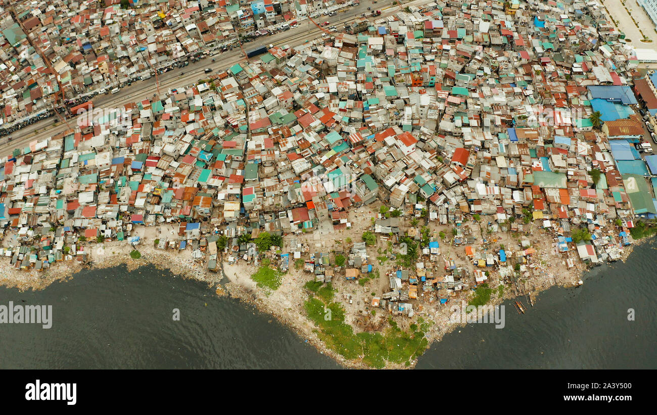 Slums in Manila in der Nähe des Hafens. Fluss verschmutzt mit Plastik und Müll. Manila, Philippinen. Stockfoto