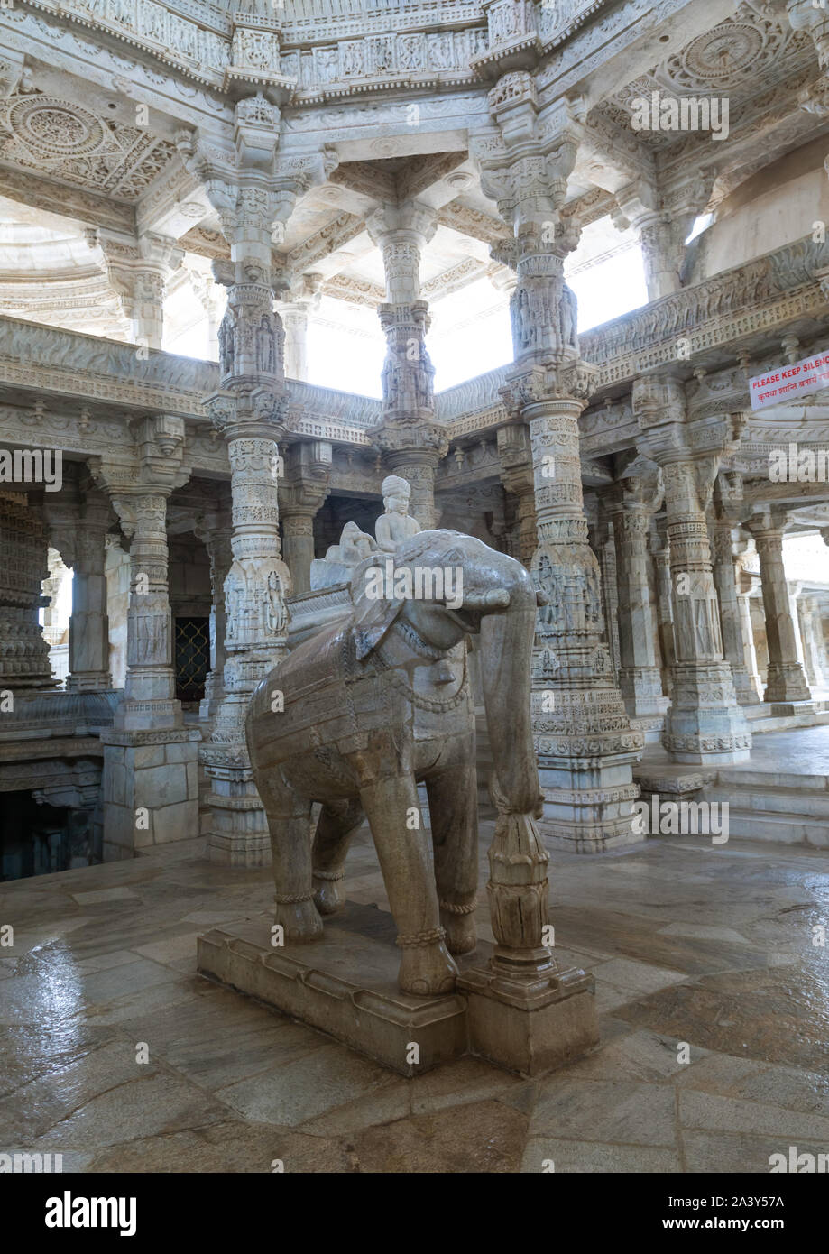 Riesen Stein Elefant im 15. Jahrhundert Tirthankar Jain Tempel, Rajasthan, Ranakpur, Indien Stockfoto