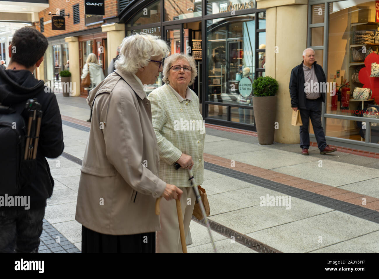 Zwei ältere Damen in einem Einkaufszentrum oder das Einkaufszentrum Stockfoto