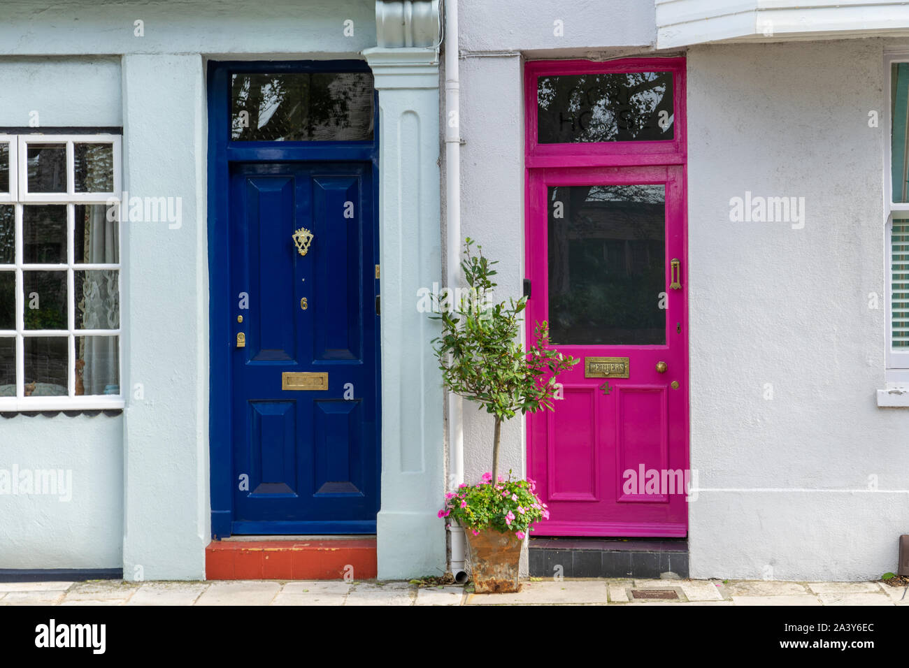 Zwei farbige Haustüren Seite an Seite blau und pink Stockfoto