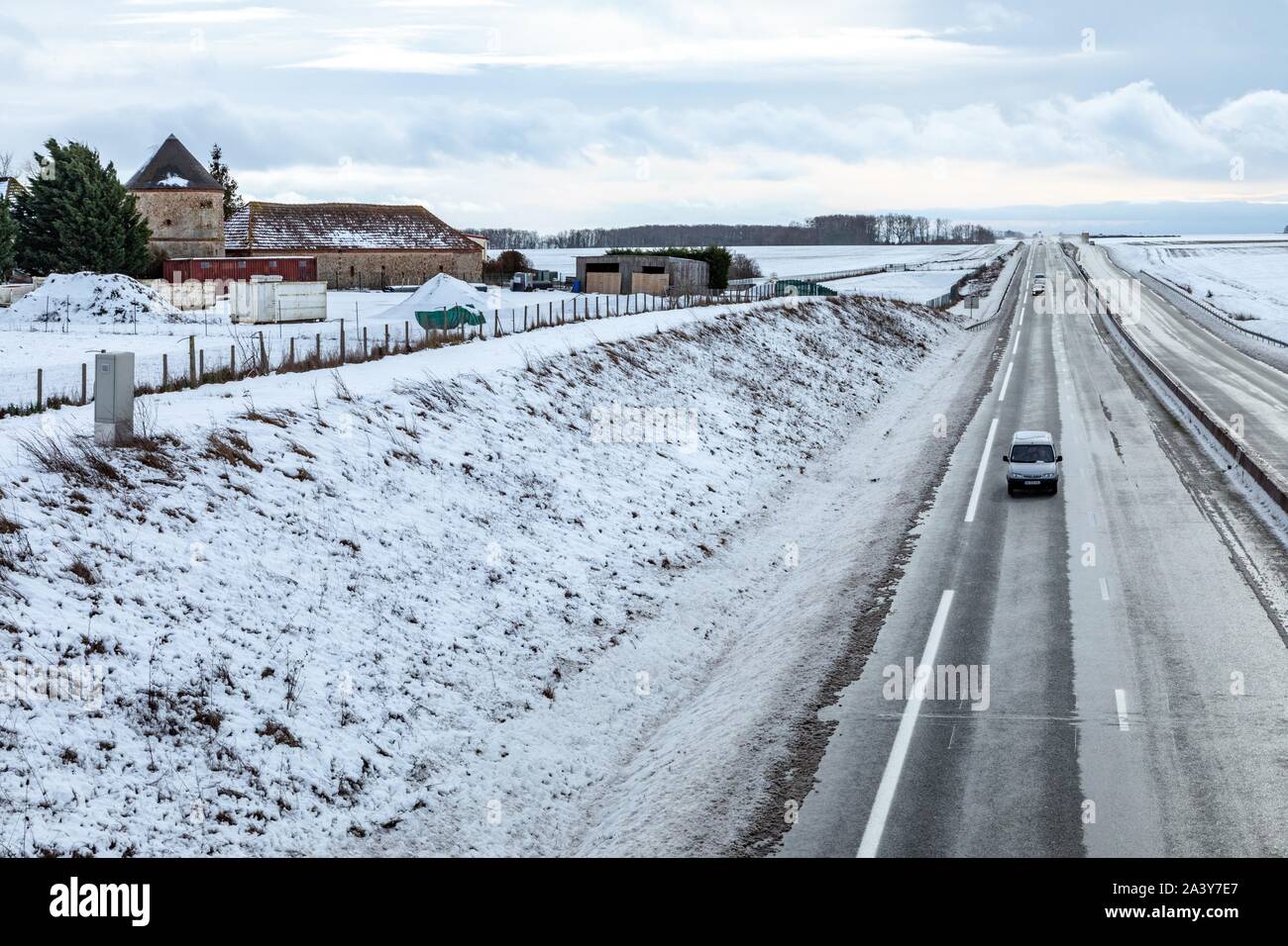 Die nationale Route 154 IM SCHNEE, EURE-ET-LOIR (28), Frankreich Stockfoto