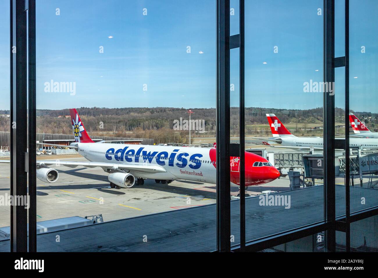 Flughafen zürich edelweiss -Fotos und -Bildmaterial in hoher Auflösung –  Alamy