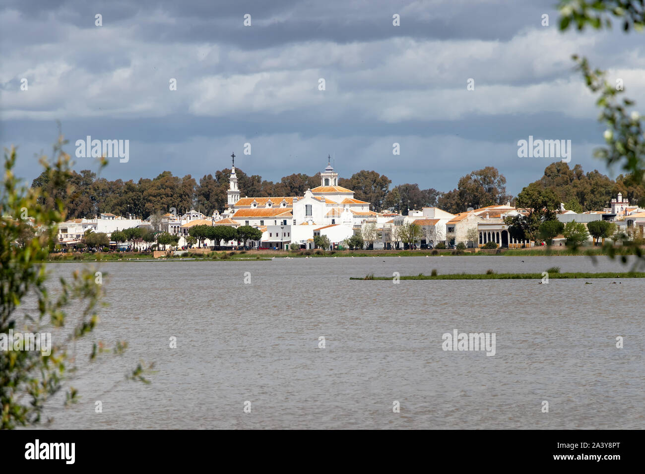 El Rocio Hermitage in einem bewölkten Tag im kleinen Dorf mit dem gleichen Namen in Almonte, Huelva, Andalusien, Spanien Stockfoto