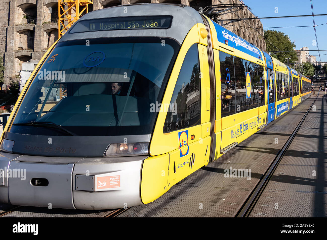 Porto, Portugal, 19. Juli 2019: Blick auf die U-Bahn Bahnübergang die Dom Luis I Brücke in Porto, Portugal Stockfoto