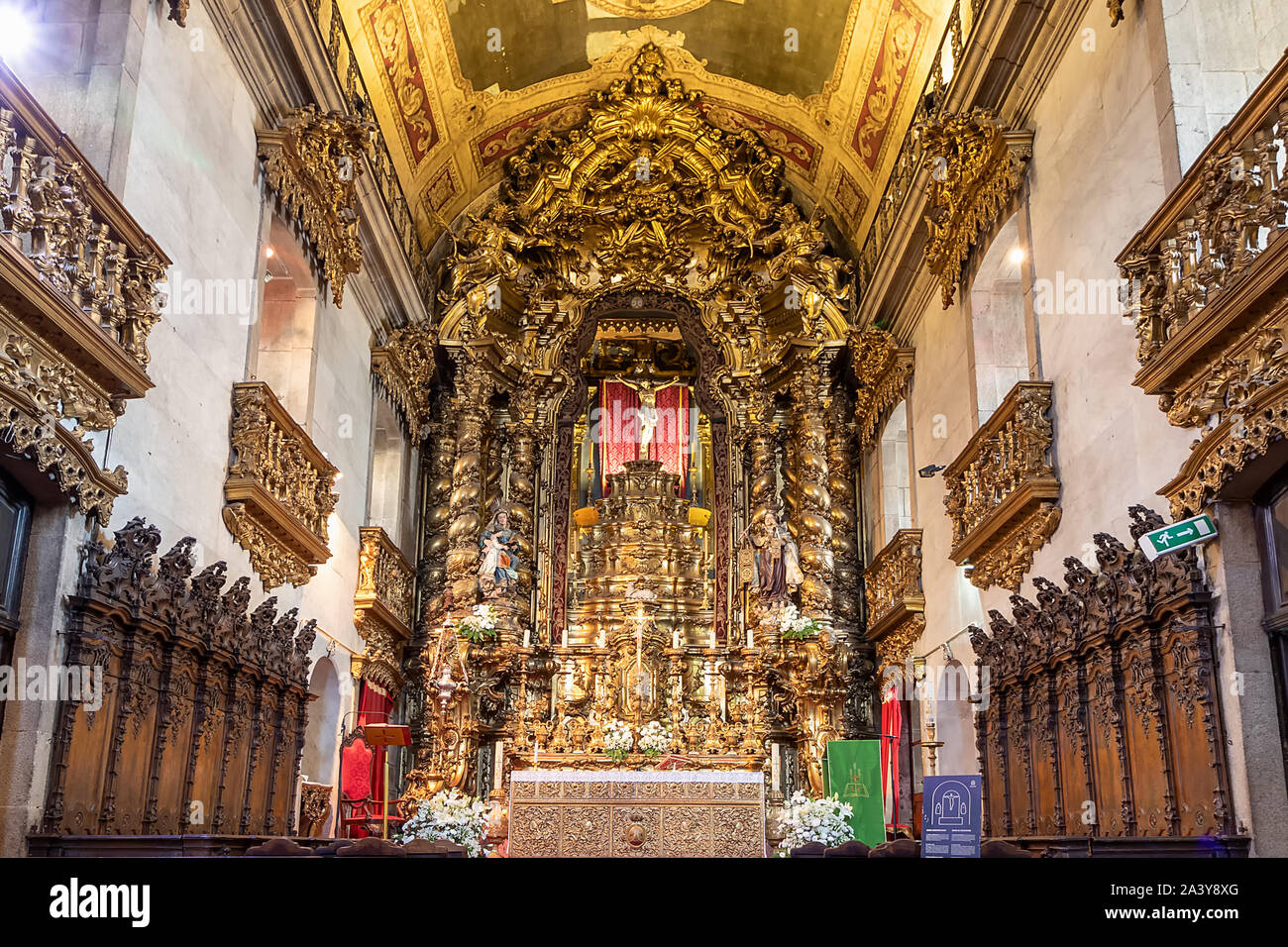 Porto, Portugal - 15. Juli 2019: Hochaltar in der Kirche der Ehrwürdigen dritter Ordnung von Nossa Senhora do Carmo (Igreja do Carmo, XVIII Jahrhundert) Stockfoto