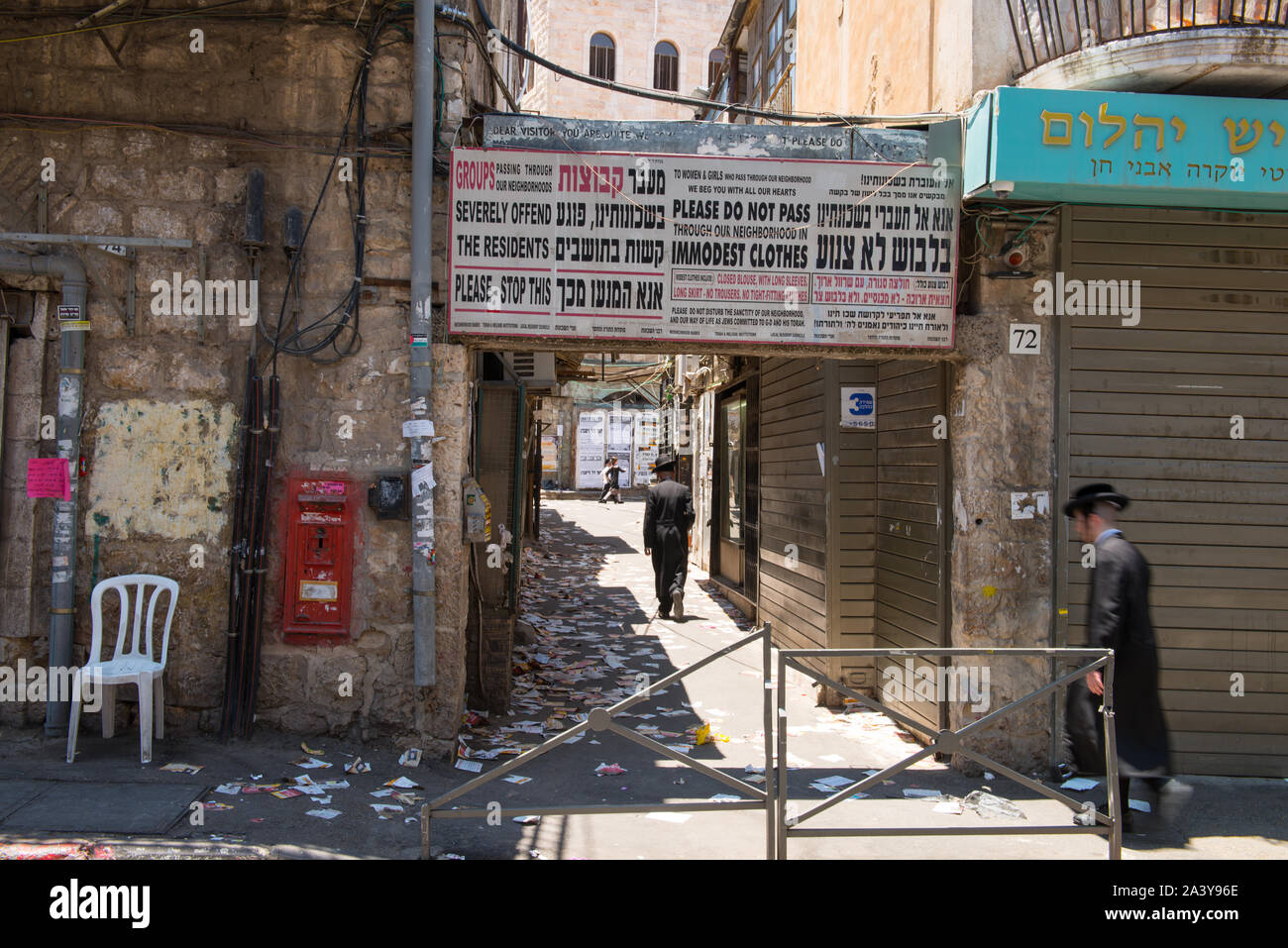 Poster "Bescheidenheit" auf Hebräisch und Englisch sind an allen Eingängen von Mea Shearim, eines der ältesten ultra-orthodoxe jüdische Viertel in Jerusalem aufgehängt. Stockfoto