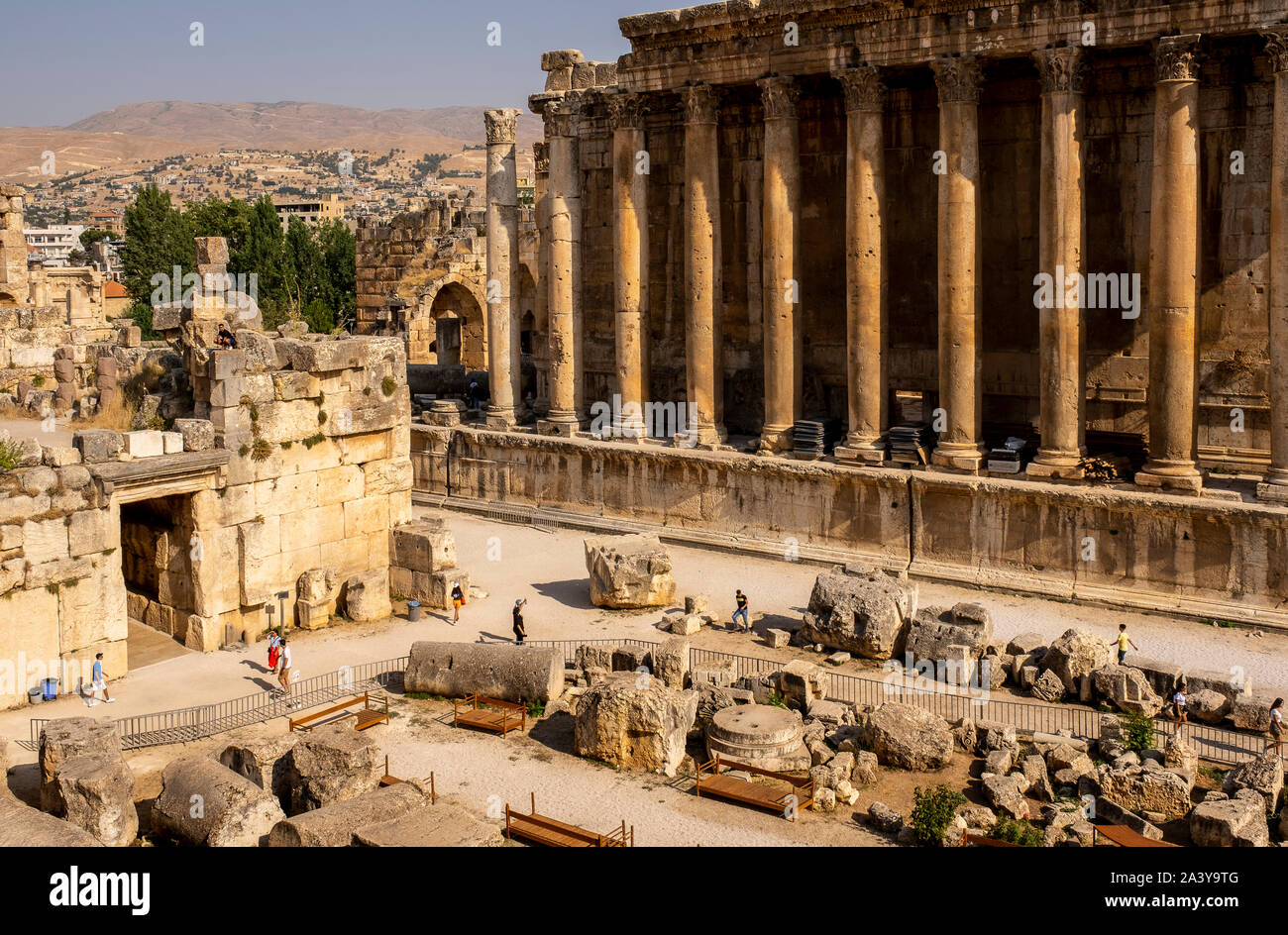 Am rechten Bacchus Tempel und am linken Teil des großen Hof des Jupiters Tempel, Baalbek, Bekaa-tal, Libanon Stockfoto