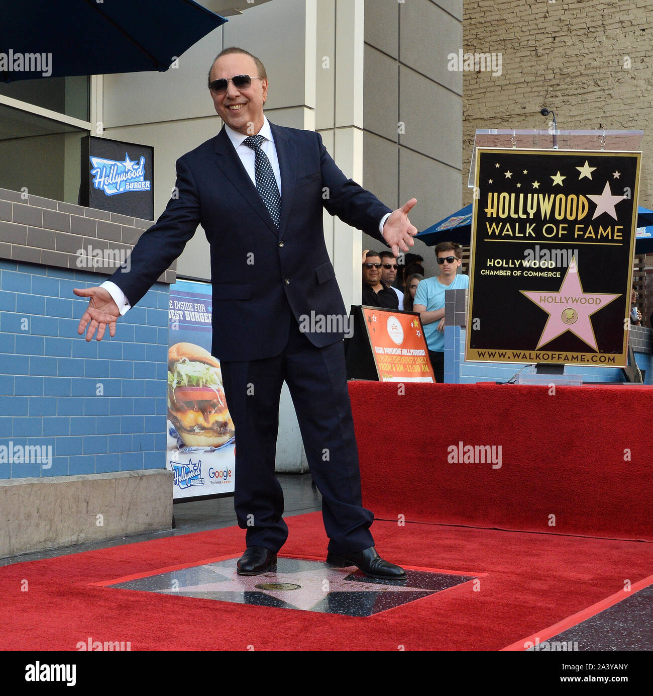 Los Angeles, USA. 10 Okt, 2019. Musikindustrie Mogul und Executive Tommy Mottola Gesten, wie er auf seinem Stern während einer enthüllungsfeier ihn ehrt mit dem 2.676 th Stern auf dem Hollywood Walk of Fame steht in Los Angeles am Donnerstag, Oktober 10th, 2019. Foto von Jim Ruymen/UPI Quelle: UPI/Alamy leben Nachrichten Stockfoto