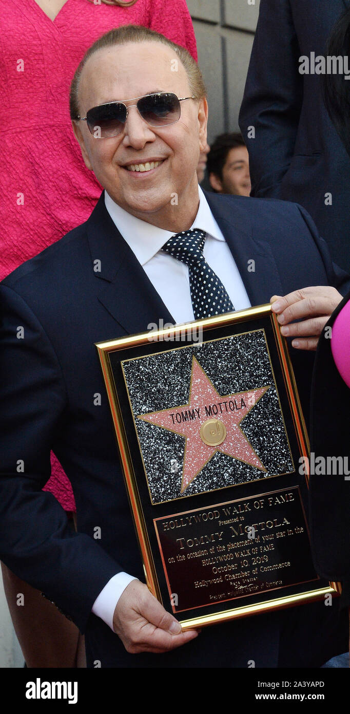 Los Angeles, USA. 10 Okt, 2019. Musikindustrie Mogul und Executive Tommy Mottola hält eine Replik Plakette während einer enthüllungsfeier ihn ehrt mit dem 2.676 th Stern auf dem Hollywood Walk of Fame in Los Angeles am Donnerstag, Oktober 10th, 2019. Foto von Jim Ruymen/UPI Quelle: UPI/Alamy leben Nachrichten Stockfoto