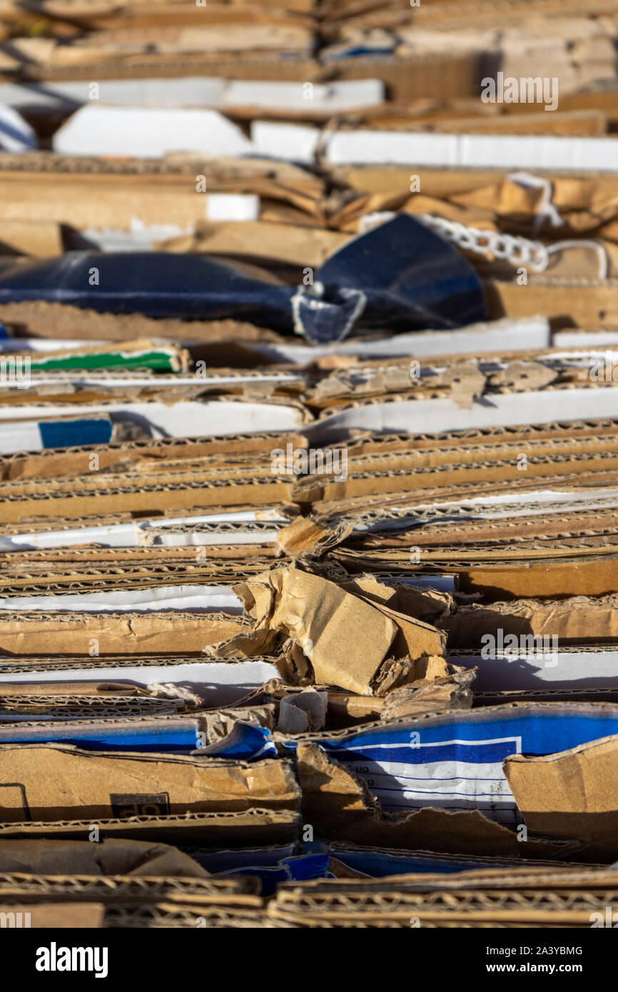 Eine Nahaufnahme von Karton für das Recycling mit selektiven Fokus gestapelt Stockfoto