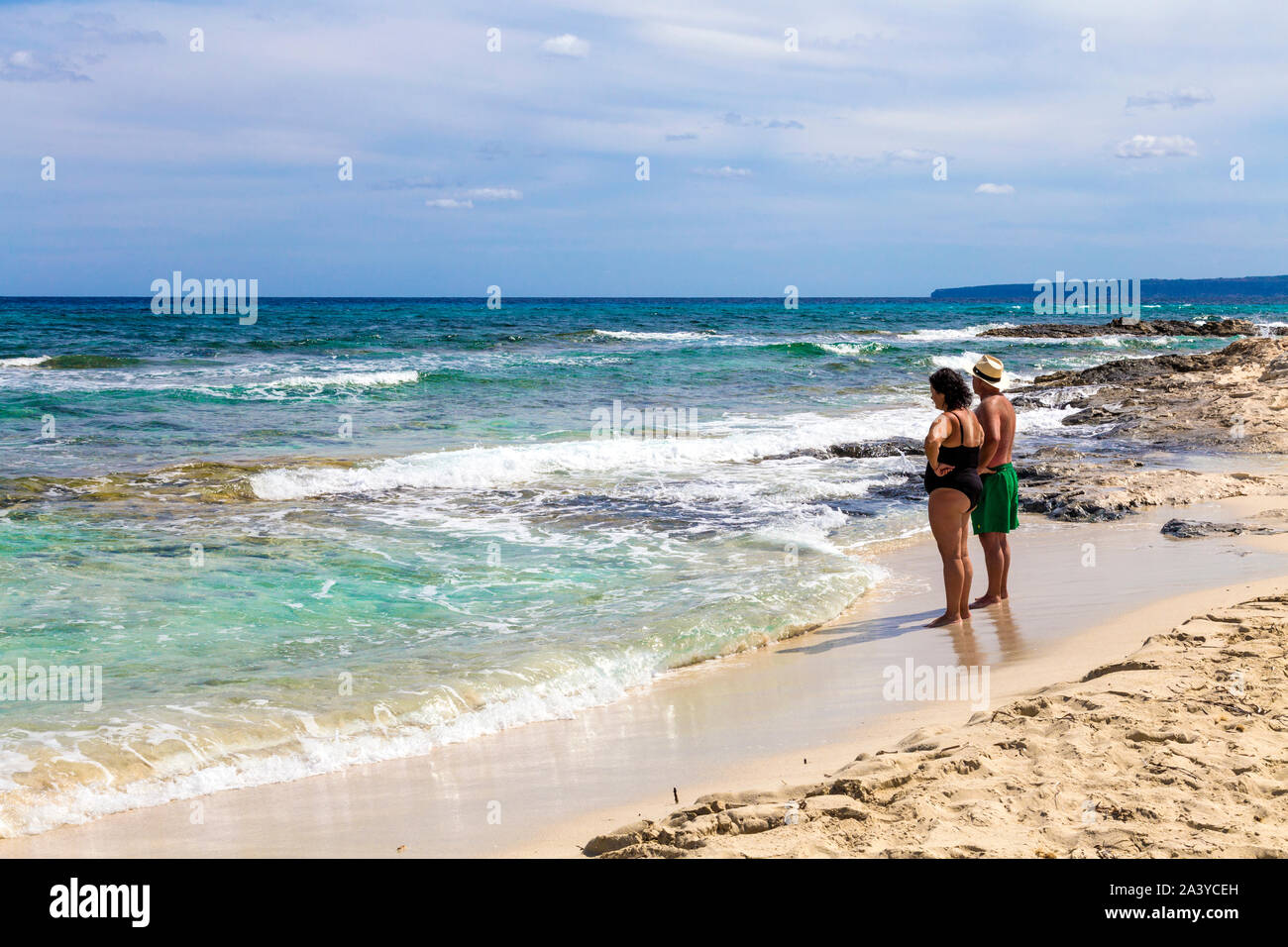 Paar stehen auf dem Strand mit Blick aufs Meer auf S'Espalmador Insel Formentera, Spanien Stockfoto