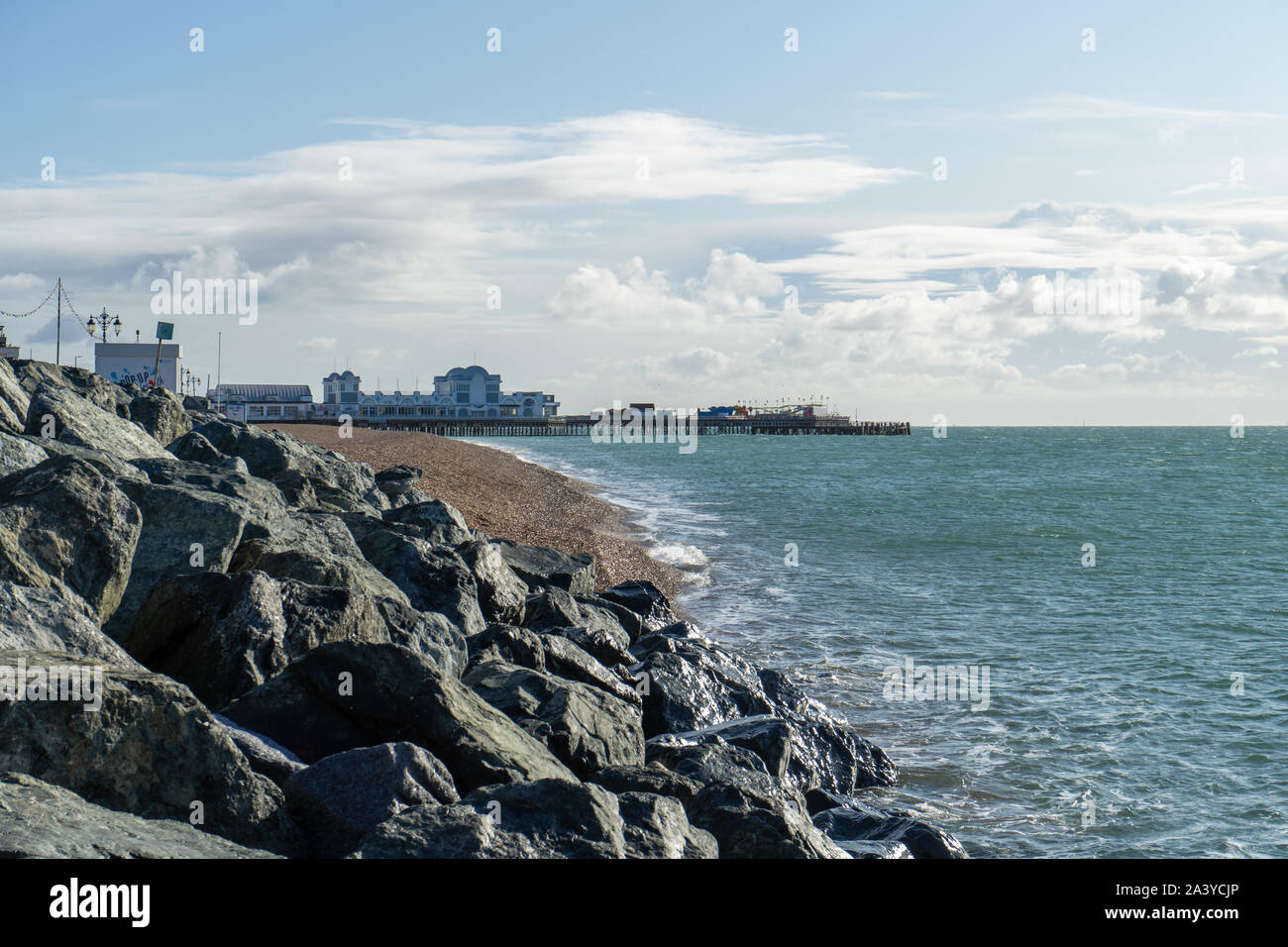 South Parade Pier in Fareham, Hampshire mit Wellen schlagen die Felsen in den Vordergrund Stockfoto