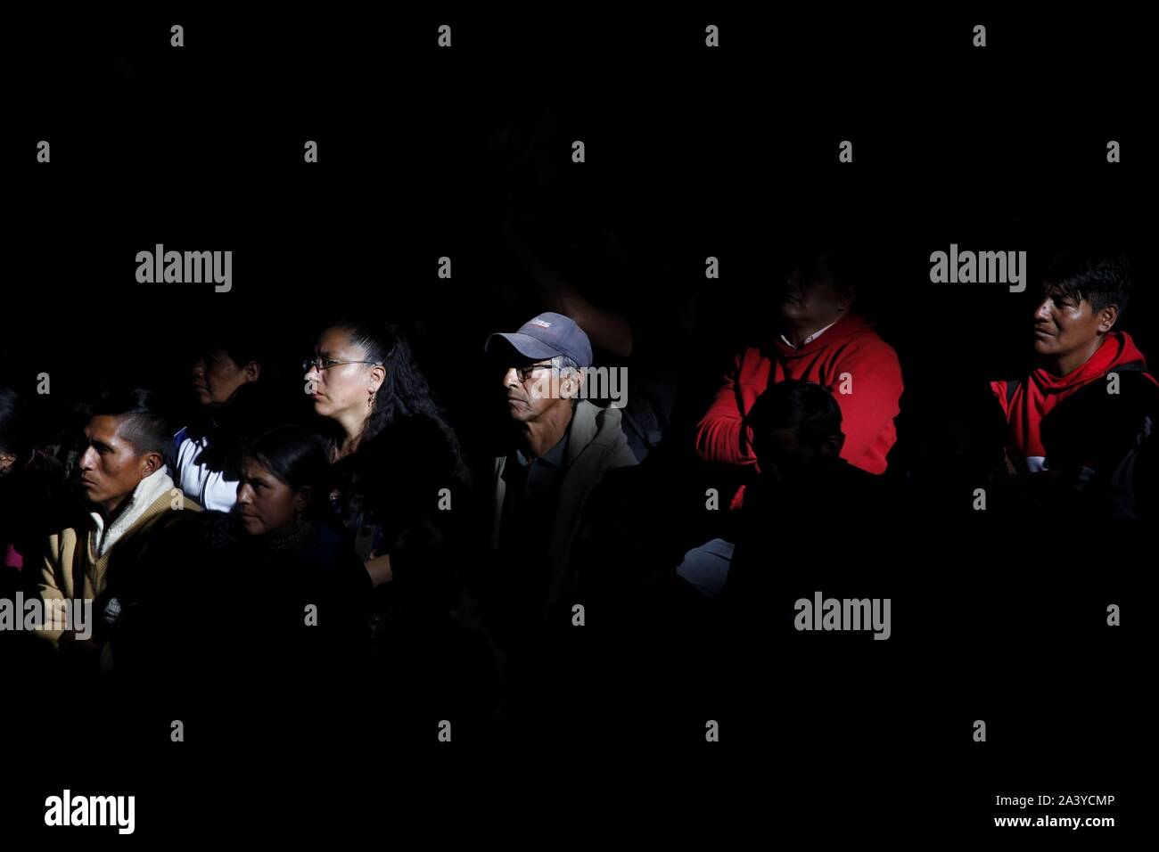 Quito, Ecuador. 10 Okt, 2019. Die Menschen folgen die Beerdigung eines Opfers als Ergebnis der Proteste gegen die Wirtschaftspolitik der Regierung. Aufgrund der Unruhen, die Regierung den Notstand und zog nach Guayaquil. Credit: Juan Diego Montenegro/dpa/Alamy leben Nachrichten Stockfoto