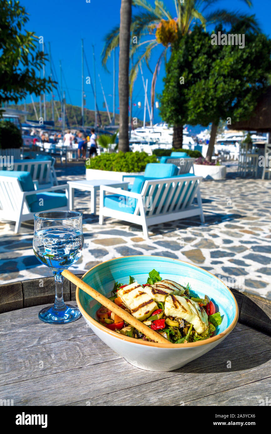 Halloumi Salat an Yacht Classic Hotel, Fethiye, Türkische Riviera, Türkei Stockfoto