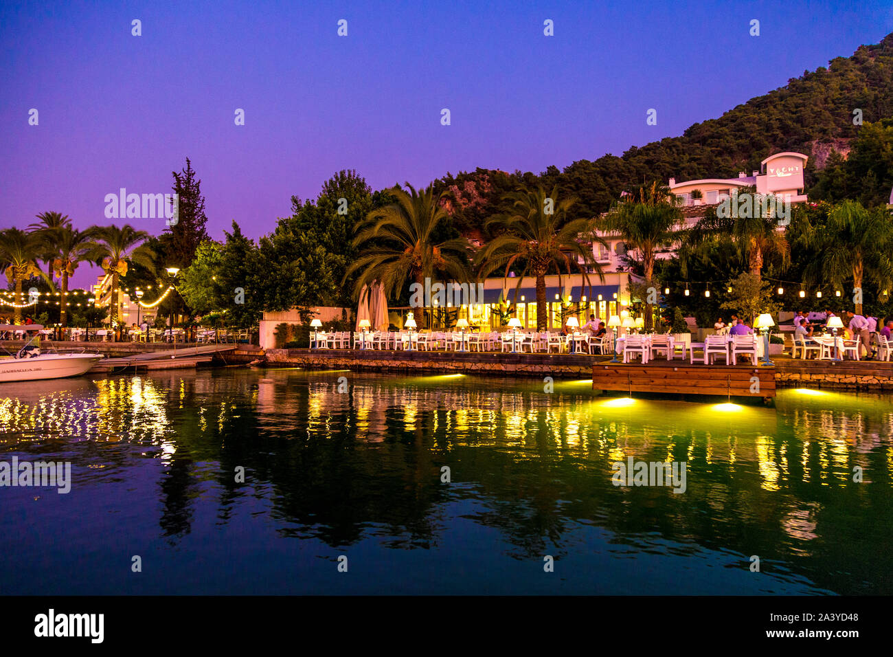 Abend im Freien bei Mori Restaurant in der Yacht Classic Hotel, Ece Marina Fethiye, Türkische Riviera, Türkei Stockfoto