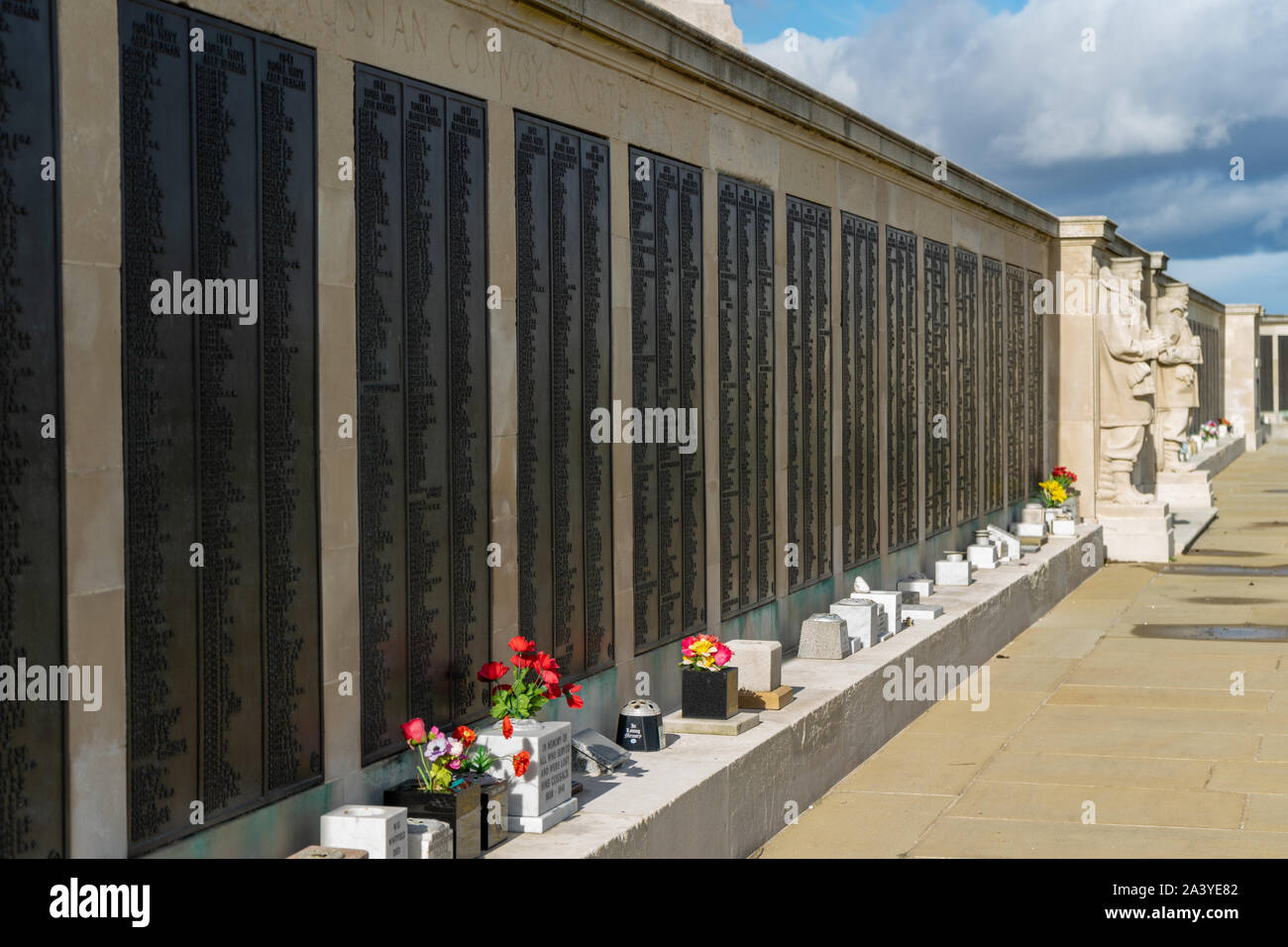 Die Namen der Toten auf der Naval War Memorial in Fareham Großbritannien Portsmouth mit Blumen vor verlegt Stockfoto