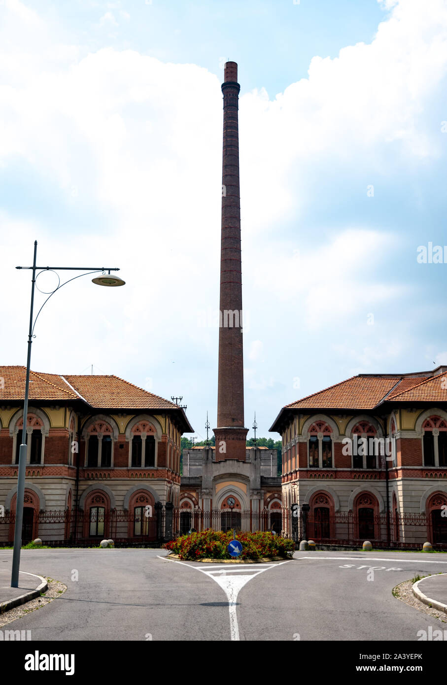 Blick auf den Haupteingang der Baumwollfabrik in Crespi D'Adda, einer wunderschönen UNESCO-Stätte in Italien. Stockfoto