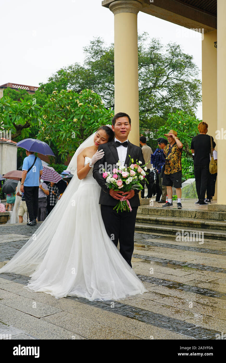 XIAMEN, CHINA-12 Jun 2019 - Blick auf Braut und Bräutigam Paare die Hochzeit Bilder im Regen auf der Insel Gulangyu, einer Fußgängerzone Insel UNESCO-h Stockfoto