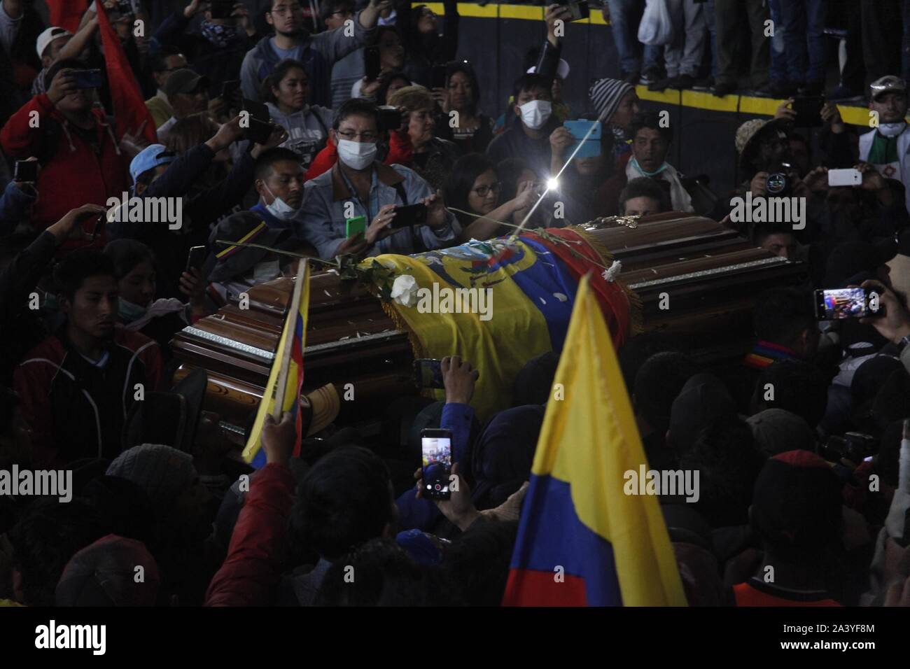 Quito, Ecuador. 10 Okt, 2019. Menschen tragen den Sarg eines Opfers als Ergebnis der Proteste gegen die Wirtschaftspolitik der Regierung. Aufgrund der Unruhen, die Regierung den Notstand und zog nach Guayaquil. Credit: Juan Diego Montenegro/dpa/Alamy leben Nachrichten Stockfoto