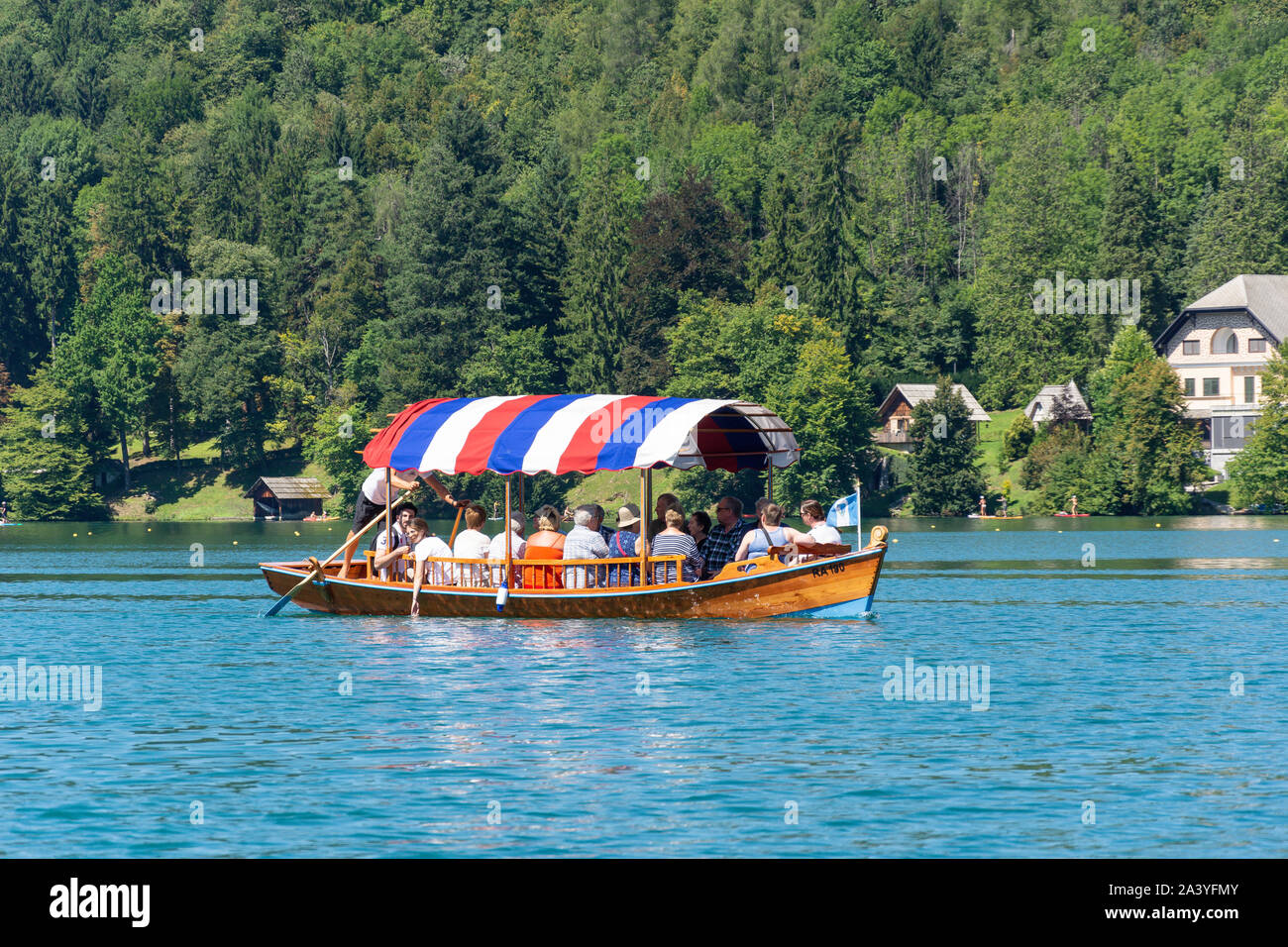 Traditionelle hölzerne Pletna, der See von Bled, Bled, Obere Kraina, Slowenien Stockfoto