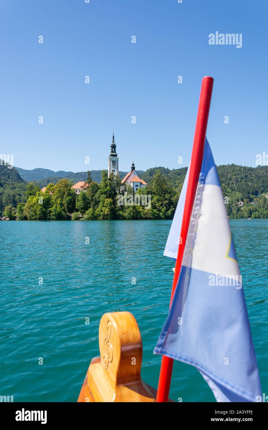 Traditionelle hölzerne Pletna nähert sich die Insel, den See Bled Bled, Obere Kraina, Slowenien Stockfoto