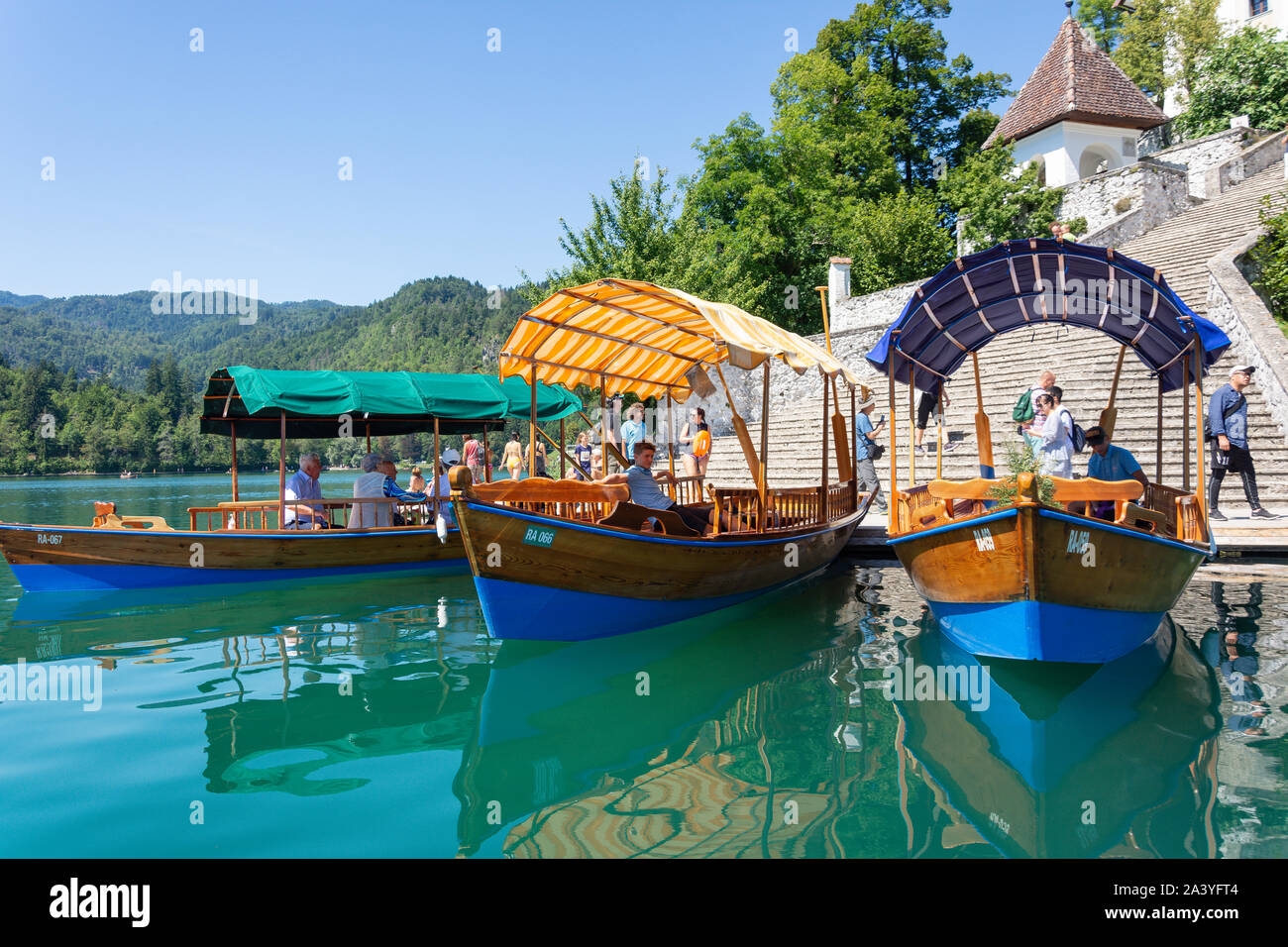 Traditionelle hölzerne Pletna Boote angedockt auf der Insel Bled Bled, Bled, Obere Kraina, Slowenien Stockfoto