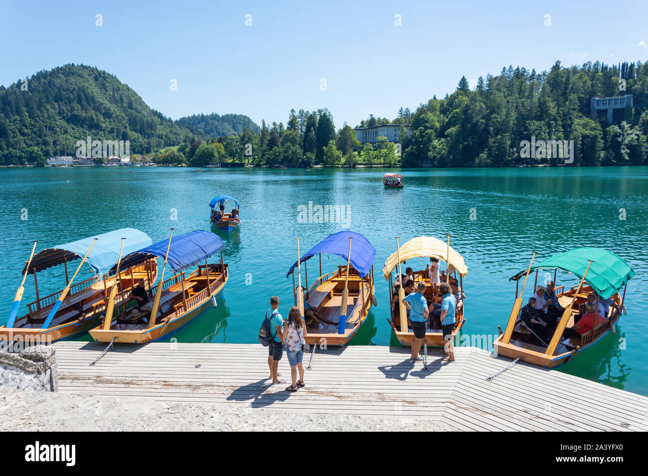 Traditionelle hölzerne Pletna Boote angedockt auf der Insel Bled Bled, Bled, Obere Kraina, Slowenien Stockfoto
