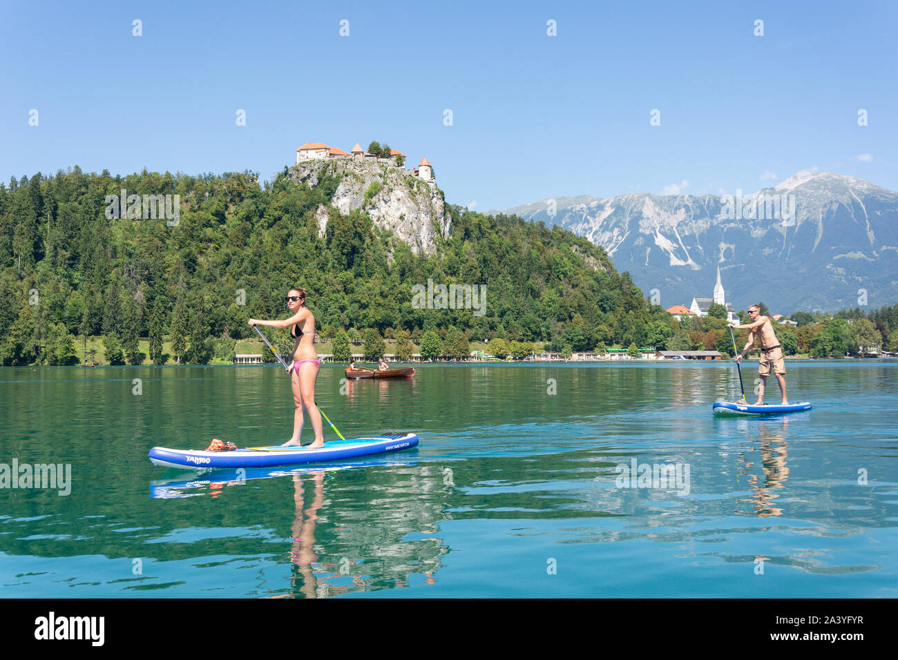 Paar paddleboarding auf See von Bled, Bled, Obere Kraina, Slowenien Stockfoto