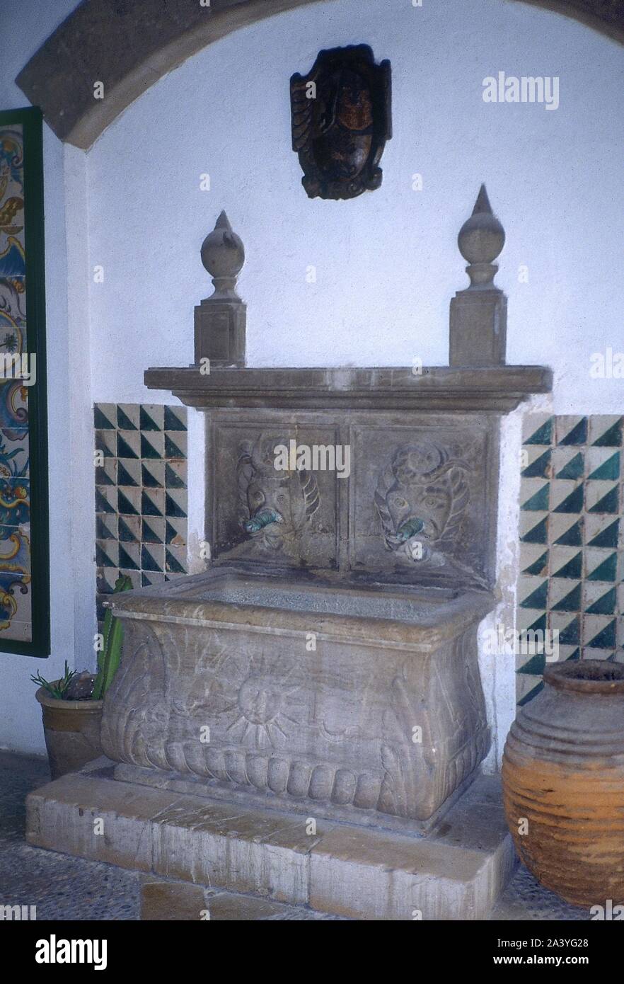 FUENTE DE PIEDRA EN UNA TIENDA DE ANTIGÜEDADES. Lage: an der Außenseite. Palma. MALLORCA. Spanien. Stockfoto